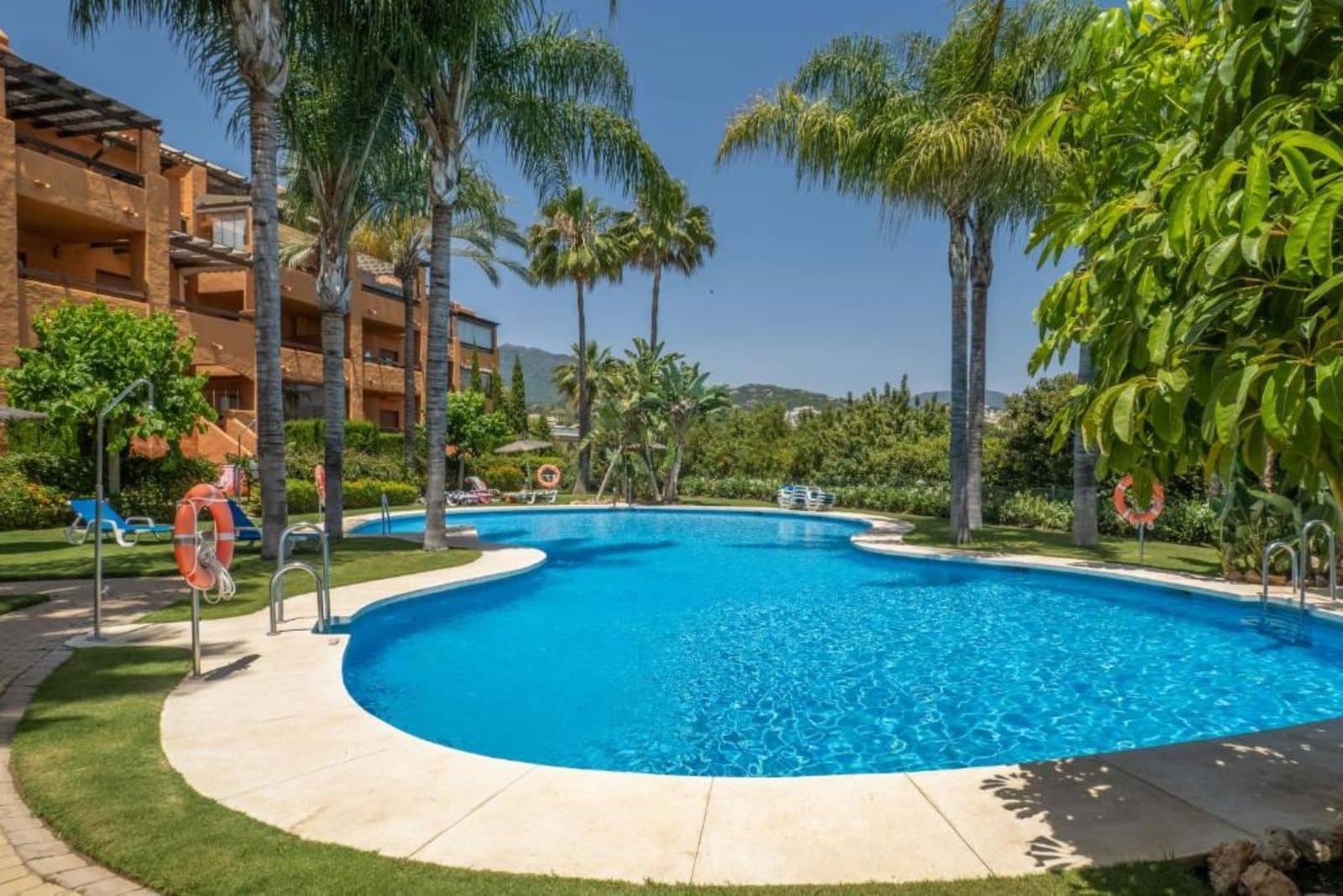 2 bedroom Apartment for sale in Benahavis with pool - € 480,000 (Ref: 10153553)