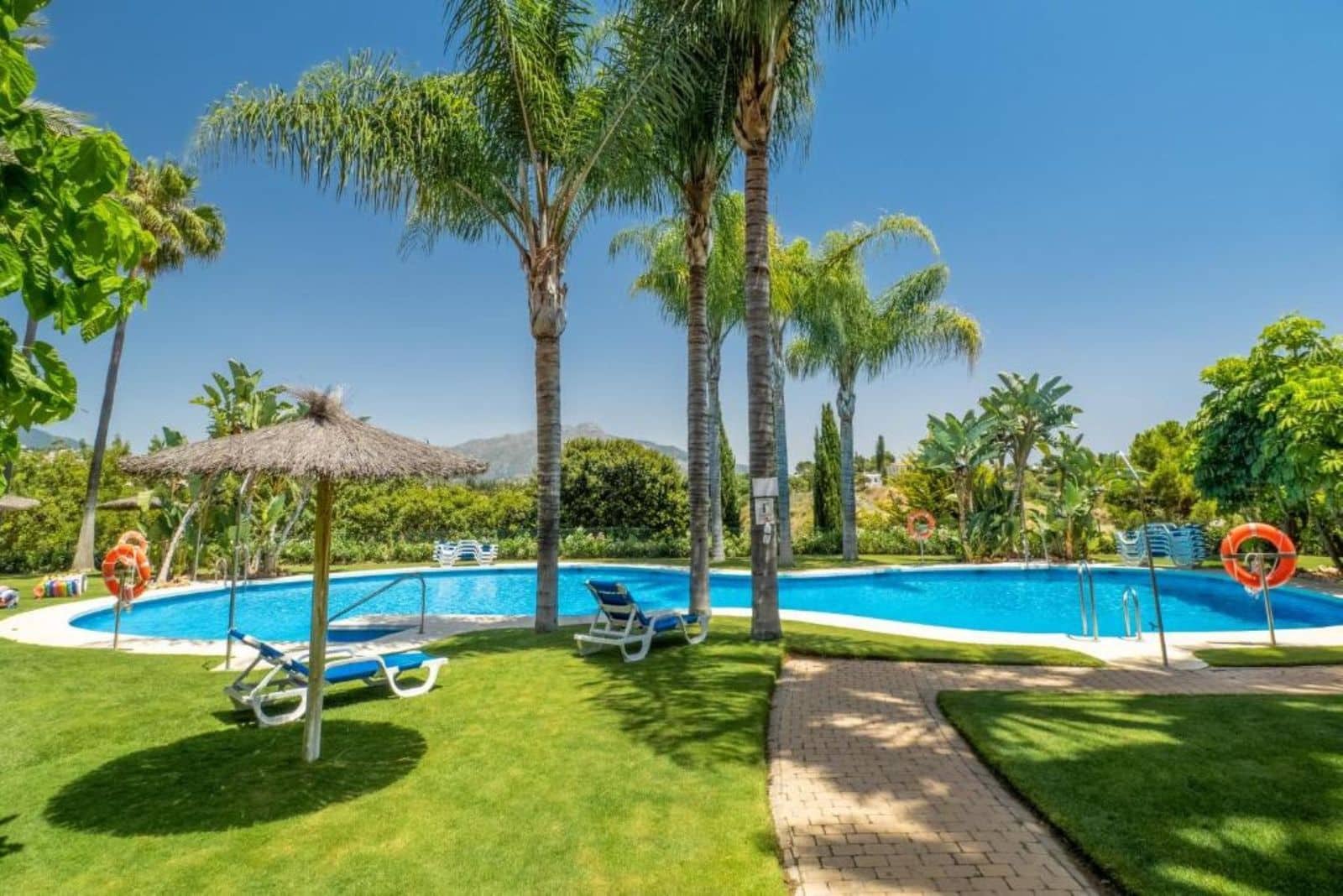 2 bedroom Apartment for sale in Benahavis with pool - € 480,000 (Ref: 10153553)