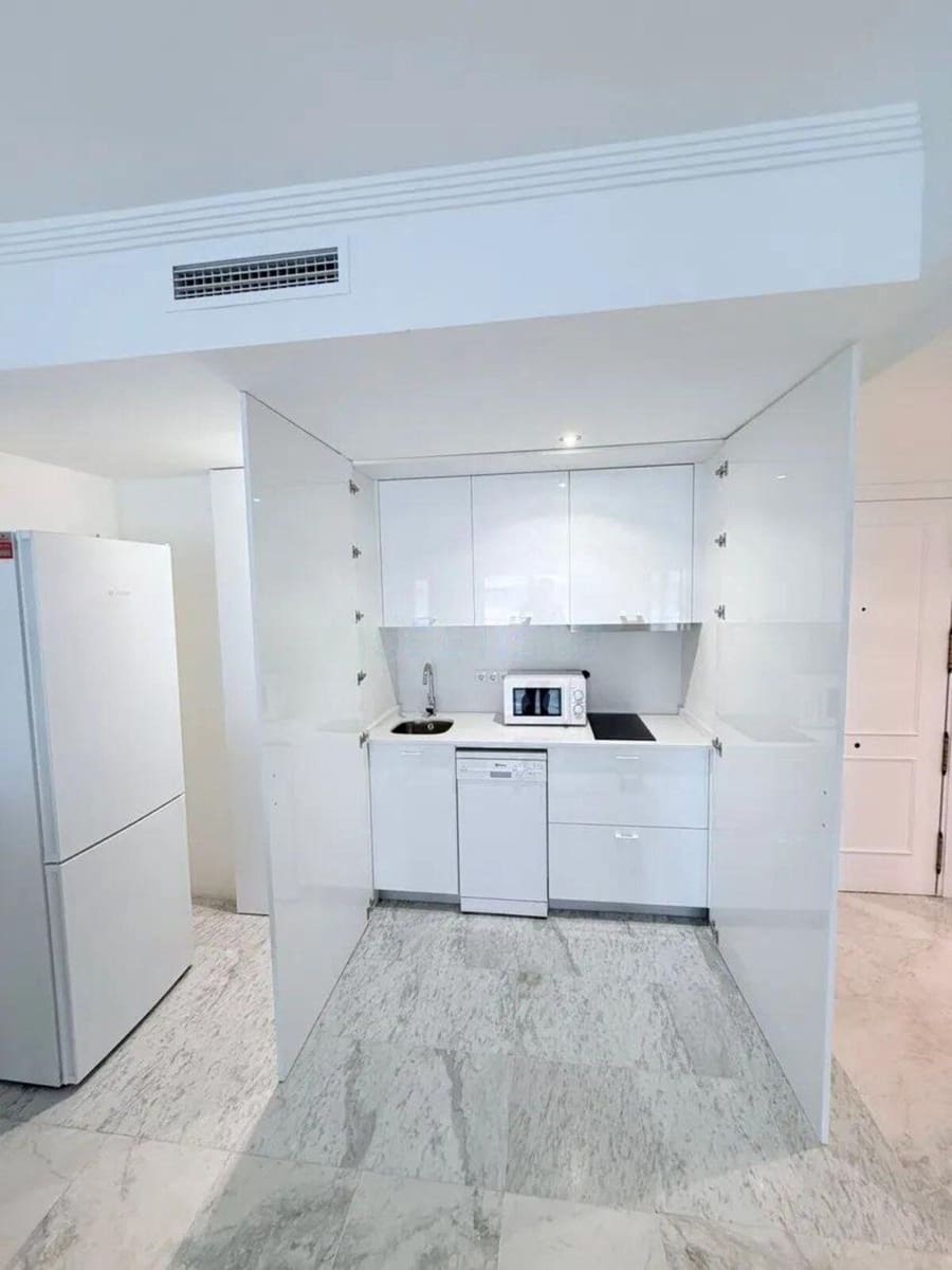 1 bedroom Apartment for sale in Puerto Banus with pool - € 445,000 (Ref: 10153570)