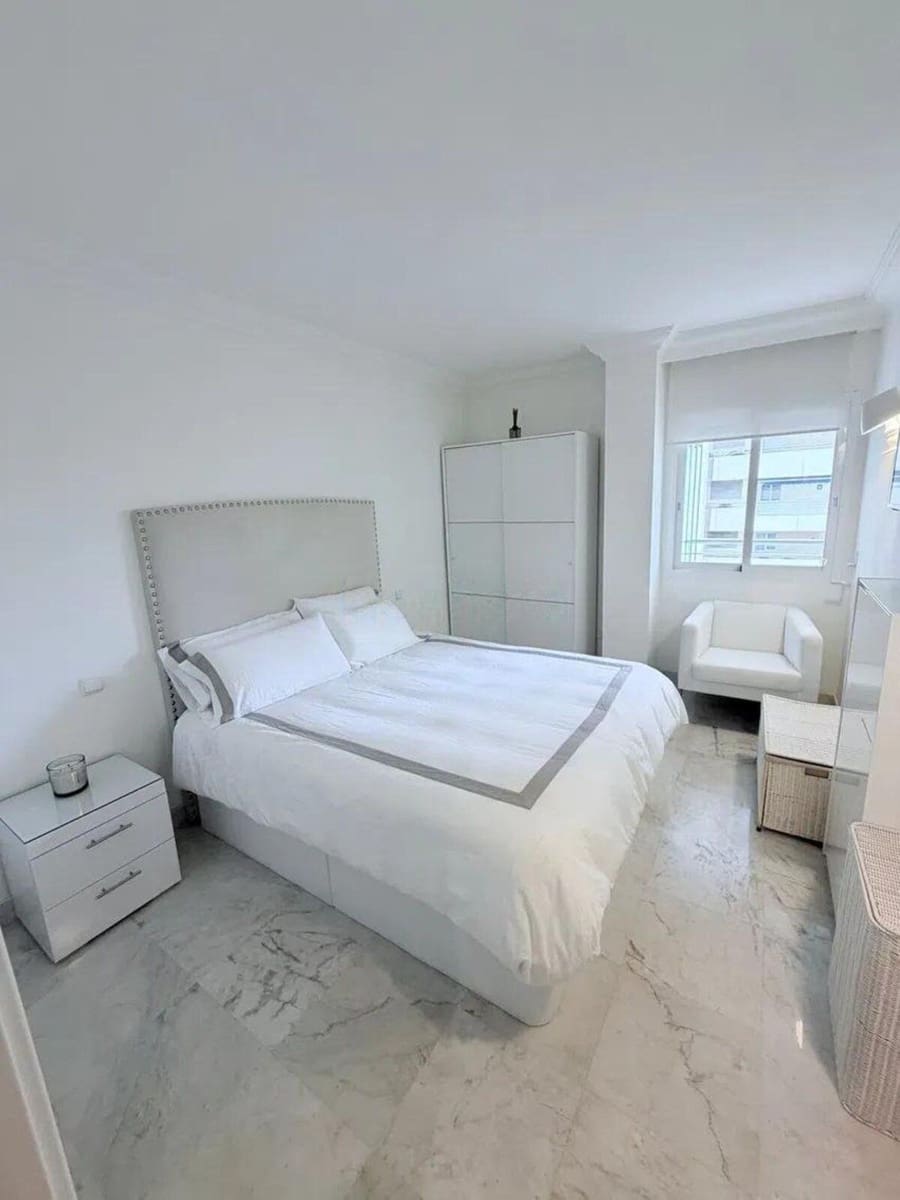 1 bedroom Apartment for sale in Puerto Banus with pool - € 445,000 (Ref: 10153570)