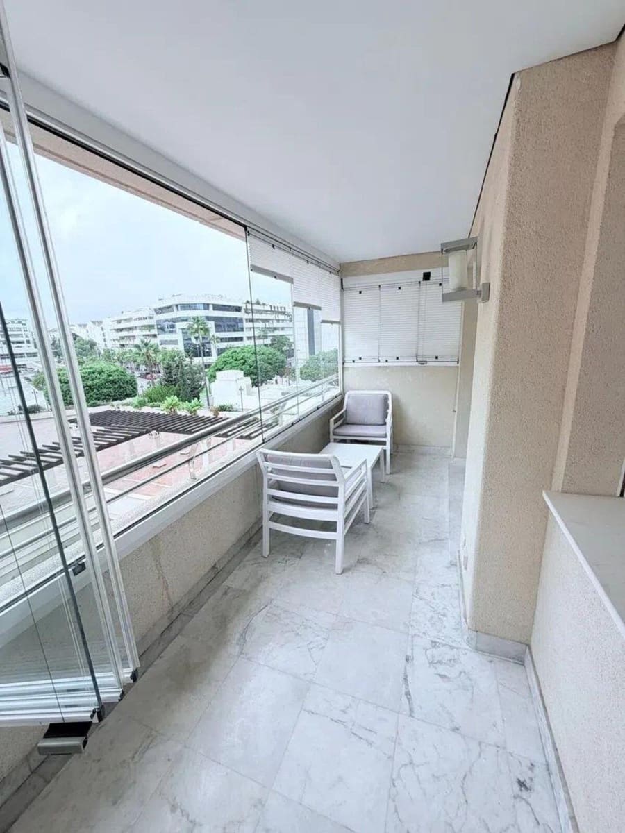 1 bedroom Apartment for sale in Puerto Banus with pool - € 445,000 (Ref: 10153570)