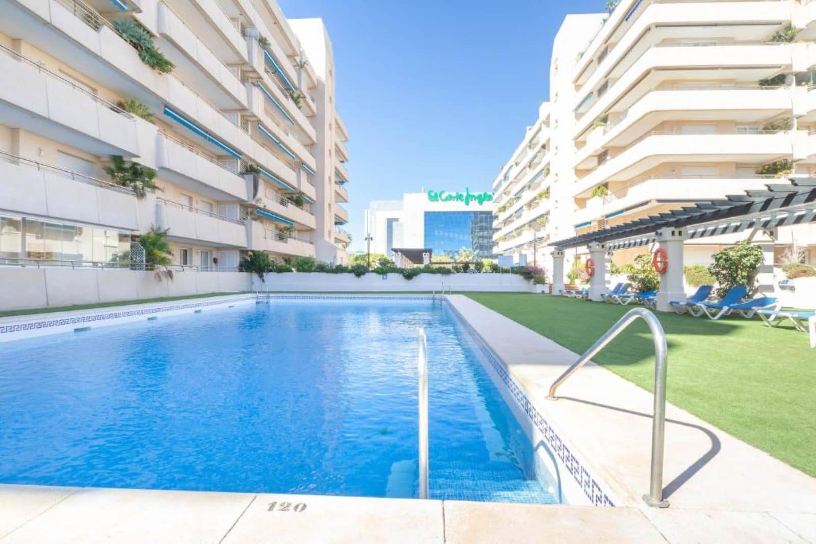 1 bedroom Apartment for sale in Puerto Banus with pool - € 445,000 (Ref: 10153570)