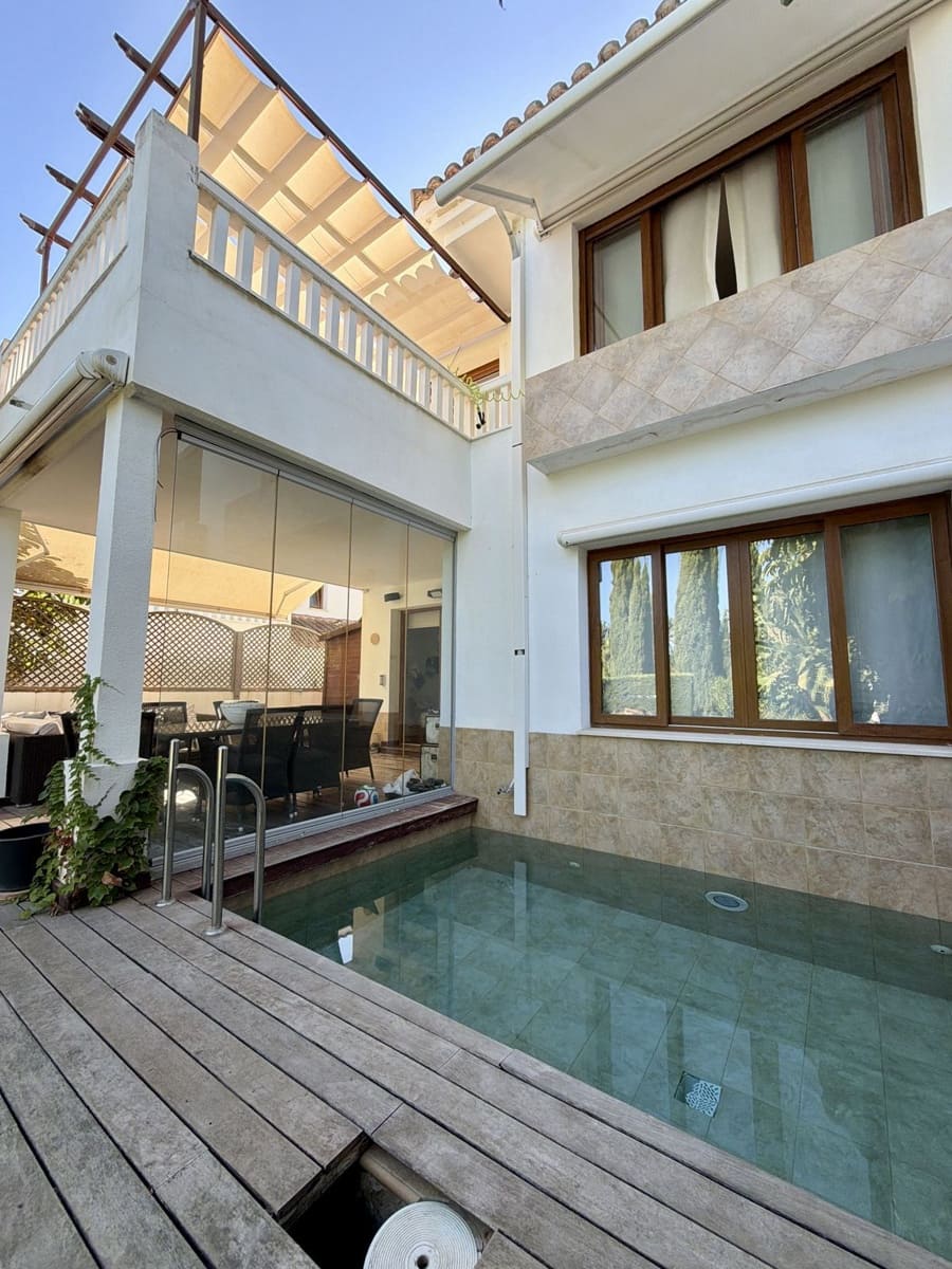 4 sovrum Semi-fristående Villa till salu i Benalmadena med pool - 930 000 € (Ref: 10153572)