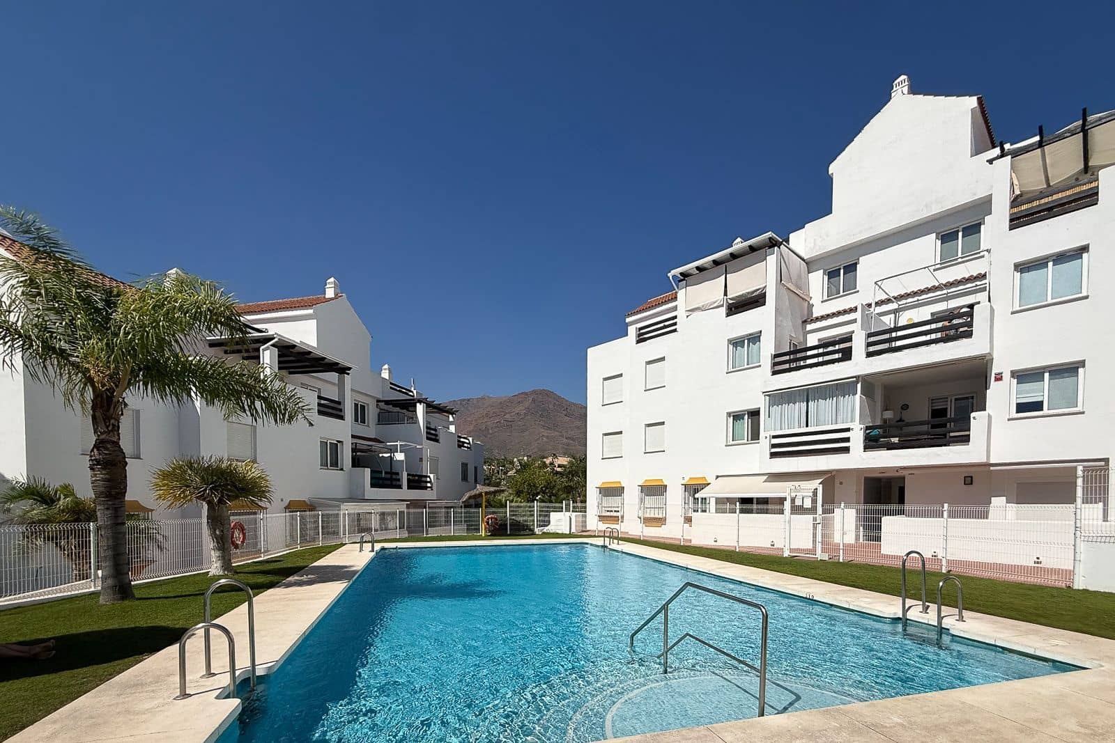 2 soverom Leilighet til salgs i Estepona med svømmebasseng garasje - € 299 000 (Ref: 10153576)
