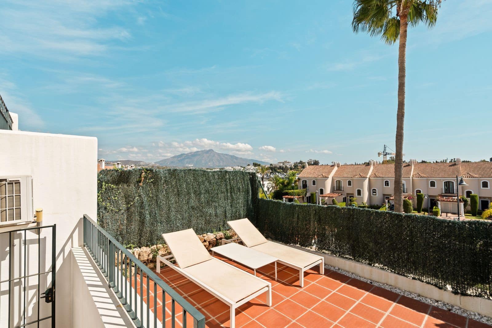 3 soveværelse Byhus til salg i El Paraiso med swimmingpool garage - € 749.000 (Ref: 10153580)