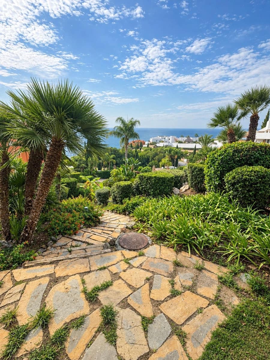 2 bedroom Apartment for sale in Benahavis with pool - € 525,000 (Ref: 10153582)