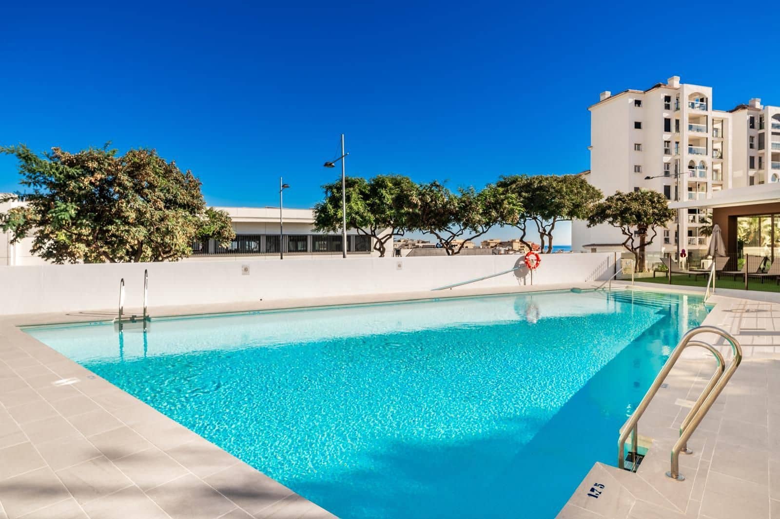 3 sypialnia Apartament na sprzedaż w Estepona z basenem garażem - 670 000 € (Ref: 10153590)