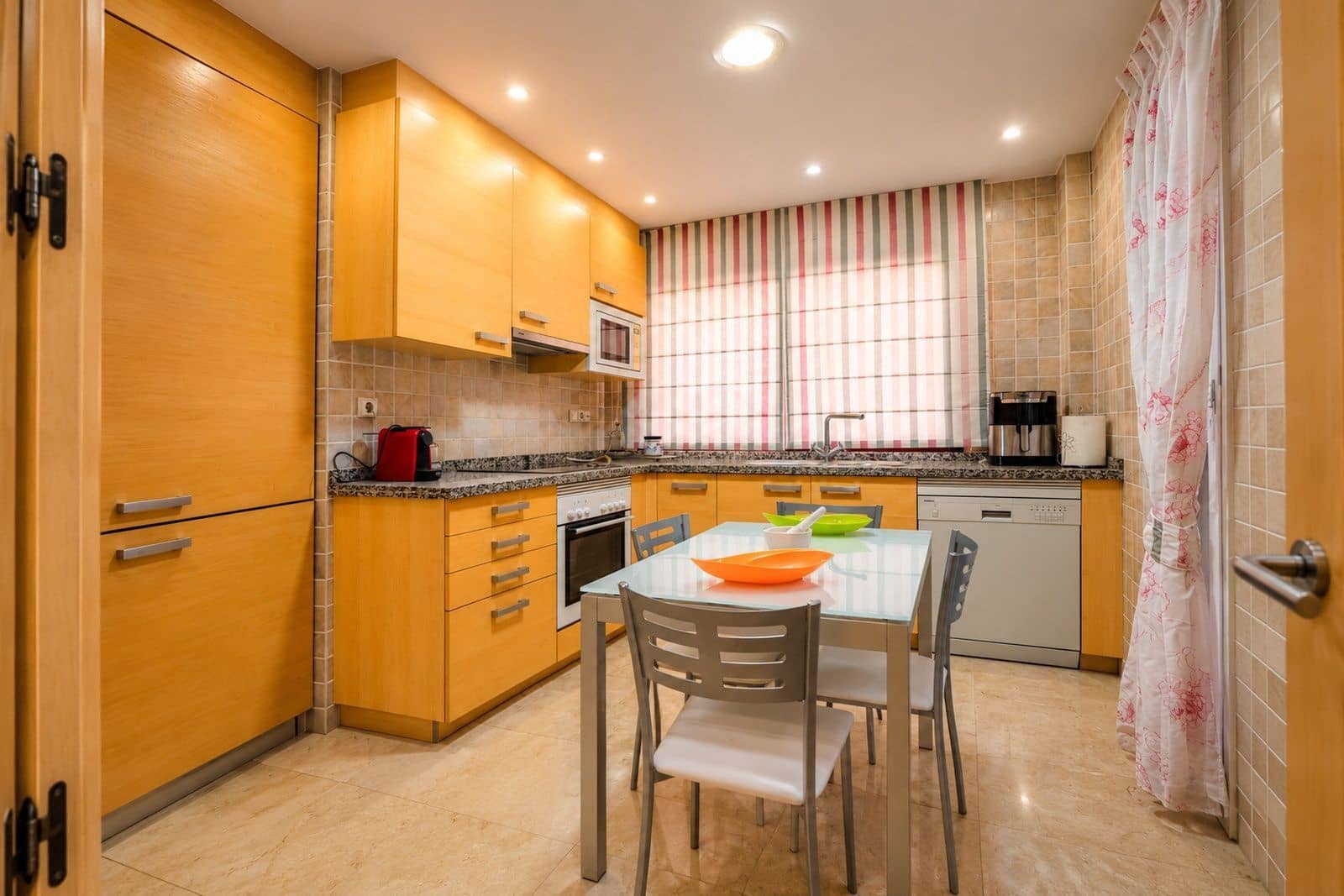 3 bedroom Beach Apartment for sale in Estepona with pool garage - € 556,000 (Ref: 10153627)