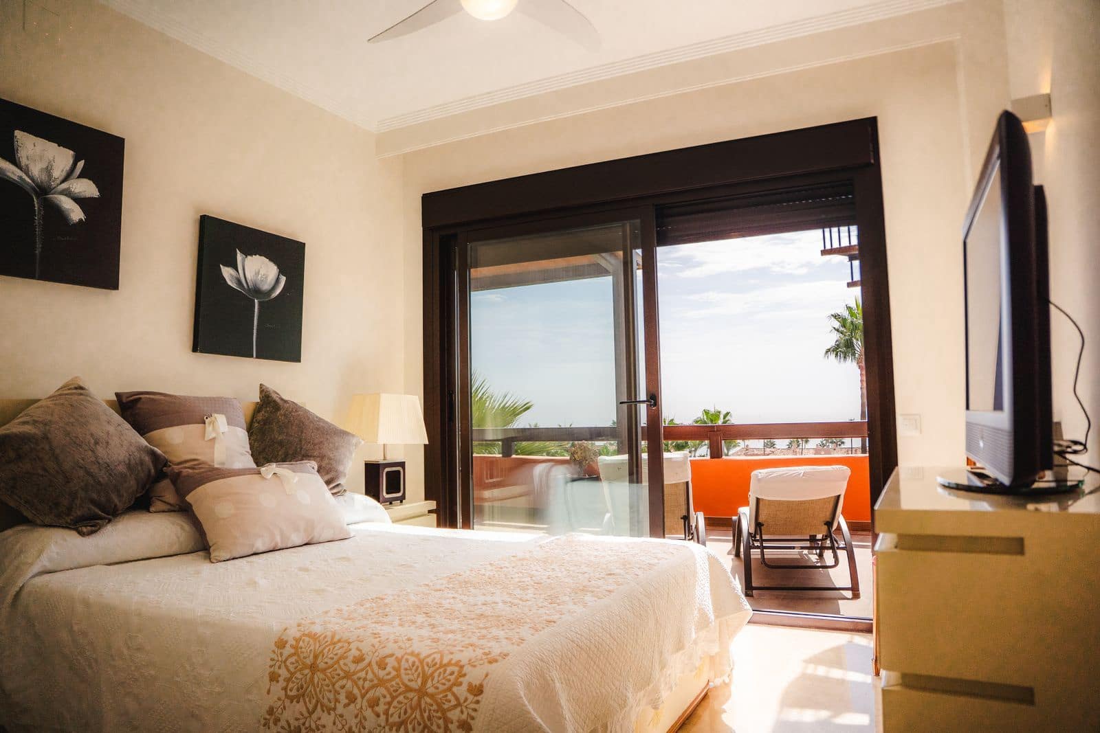 3 bedroom Beach Apartment for sale in Estepona with pool garage - € 556,000 (Ref: 10153627)