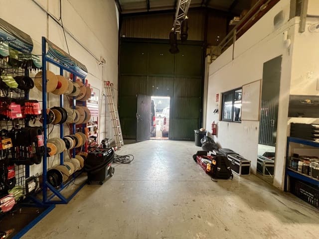 3 bedroom Commercial for sale in Marbella - € 350,000 (Ref: 9400603)