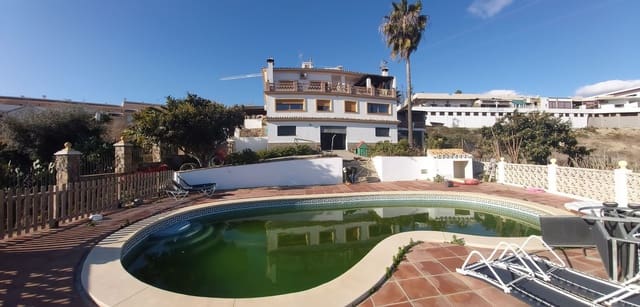 9 bedroom Villa for sale in Cancelada, Estepona - € 1,500,000 (Ref: 9431386)