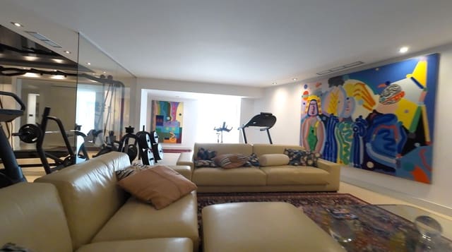 8 bedroom Villa for sale in El Paraiso, Estepona - € 5,995,000 (Ref: 9431391)