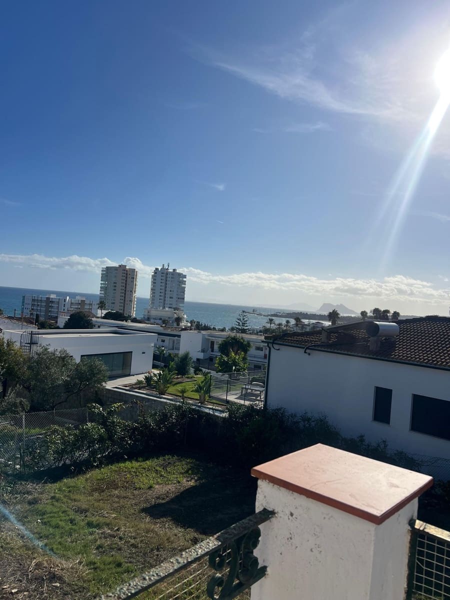 6 slaapkamer Halfvrijstaande villa te koop in Torreguadiaro - € 750.000 (Ref: 9431412)