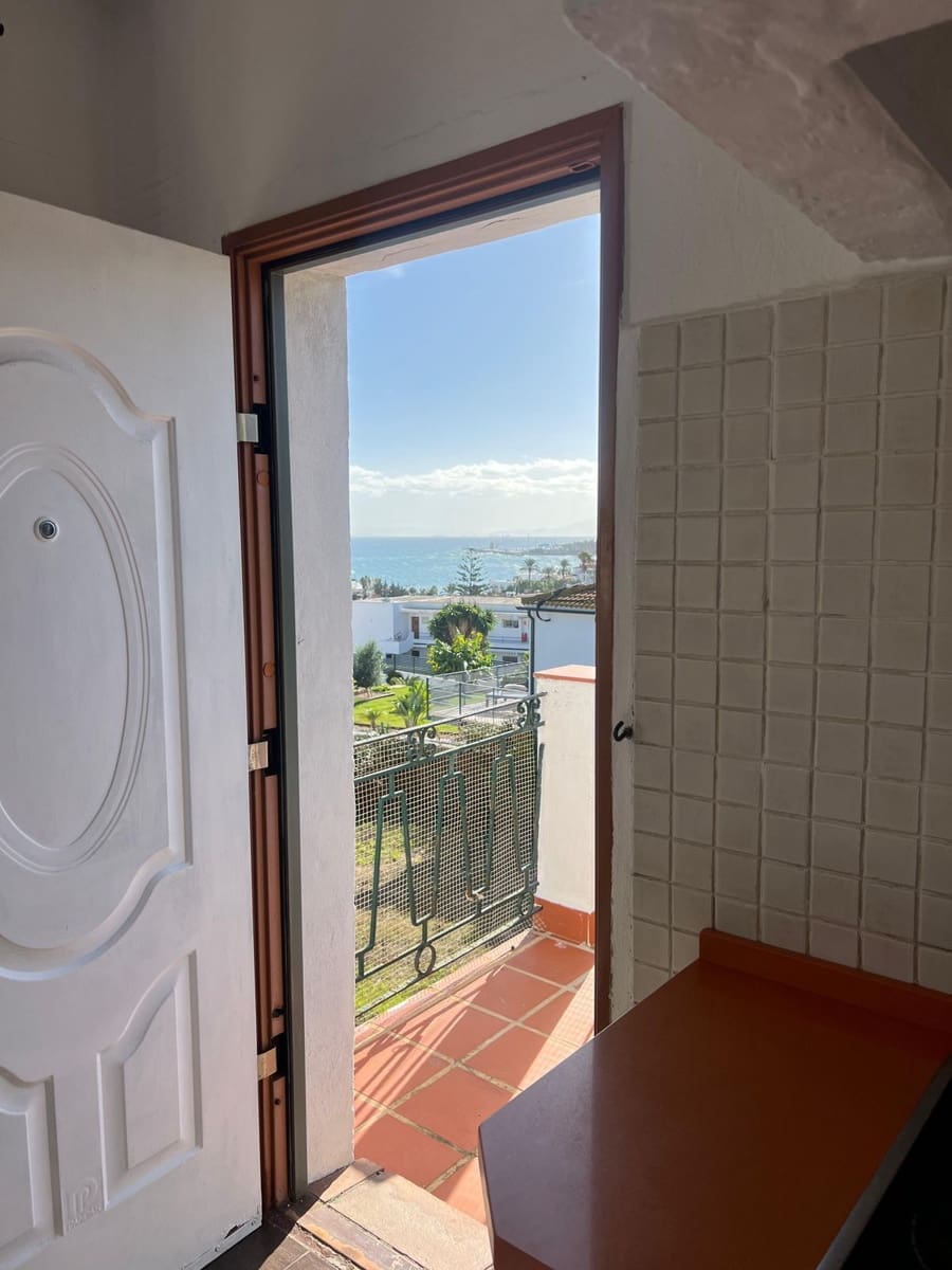 6 slaapkamer Halfvrijstaande villa te koop in Torreguadiaro - € 750.000 (Ref: 9431412)