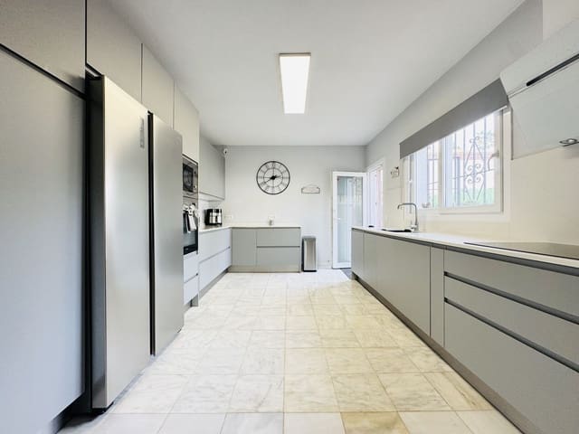 4 chambre Villa/Maison à vendre à La Duquesa / Puerto de la Duquesa, Manilva - 860 000 € (Ref: 9431455)