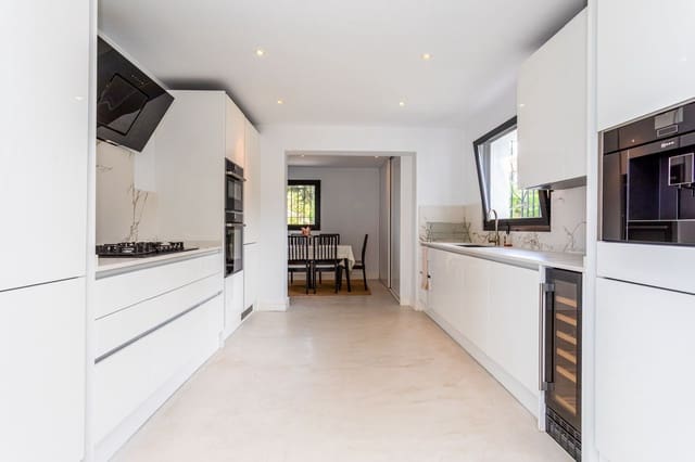 6 soveværelse Villa til salg i Hacienda Las Chapas, Marbella - € 2.495.000 (Ref: 9431534)