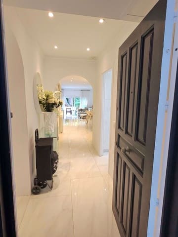 2 bedroom Apartment for sale in Puerto Banus, Marbella - € 720,000 (Ref: 9439750)