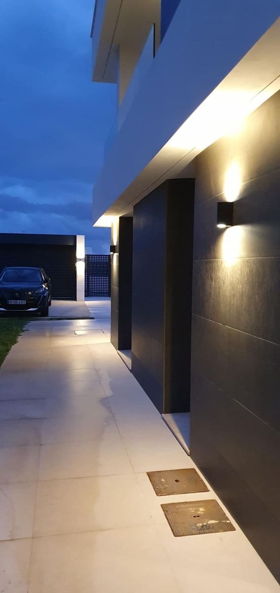 4 bedroom Villa for sale in La Duquesa / Puerto de la Duquesa - € 1,300,000 (Ref: 9448777)