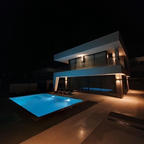 4 bedroom Villa for sale in La Duquesa / Puerto de la Duquesa, Manilva - € 1,300,000 (Ref: 9448777)