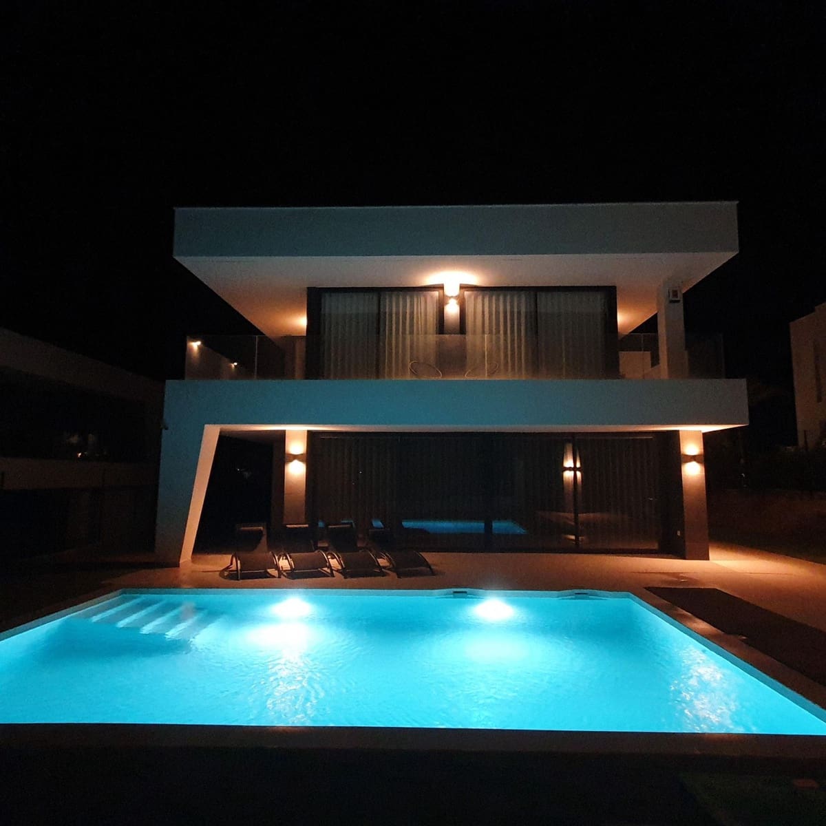 4 bedroom Villa for sale in La Duquesa / Puerto de la Duquesa - € 1,300,000 (Ref: 9448777)