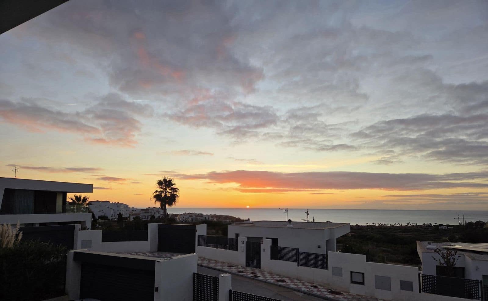 4 bedroom Villa for sale in La Duquesa / Puerto de la Duquesa - € 1,300,000 (Ref: 9448777)