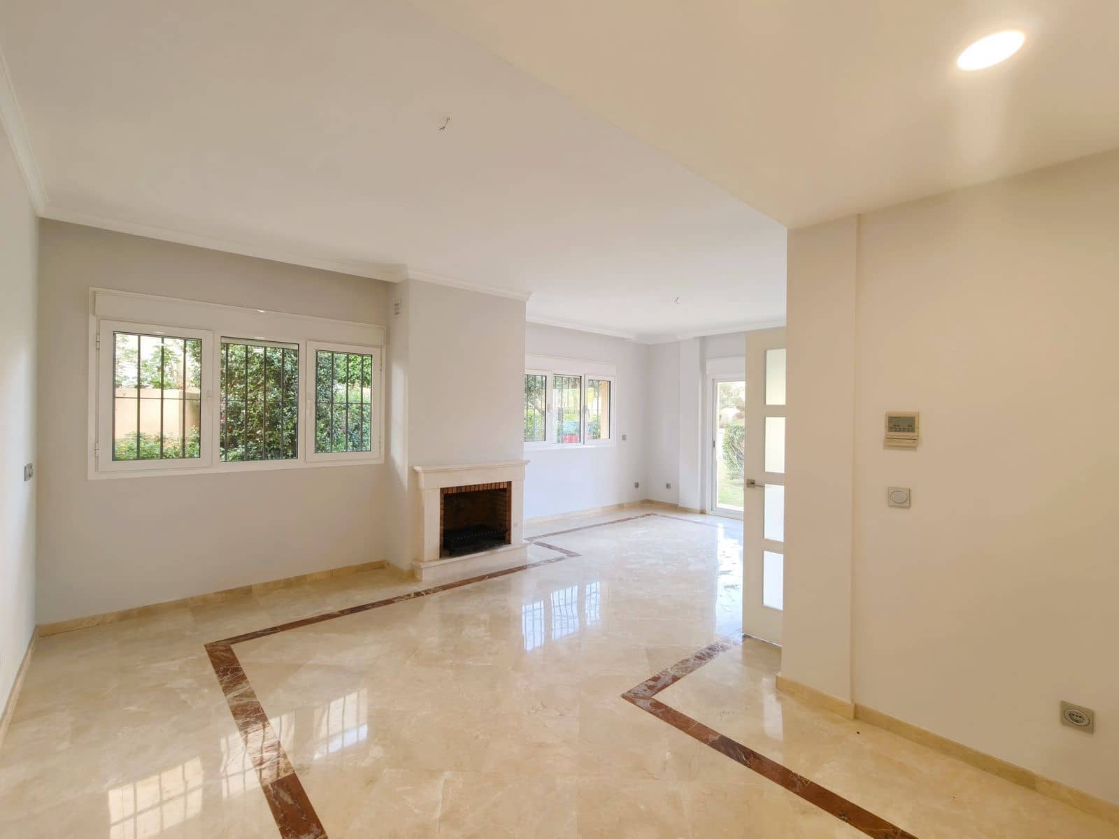 3 soveværelse Semi-Rækkehus til salg i San Roque - € 570.000 (Ref: 9448787)