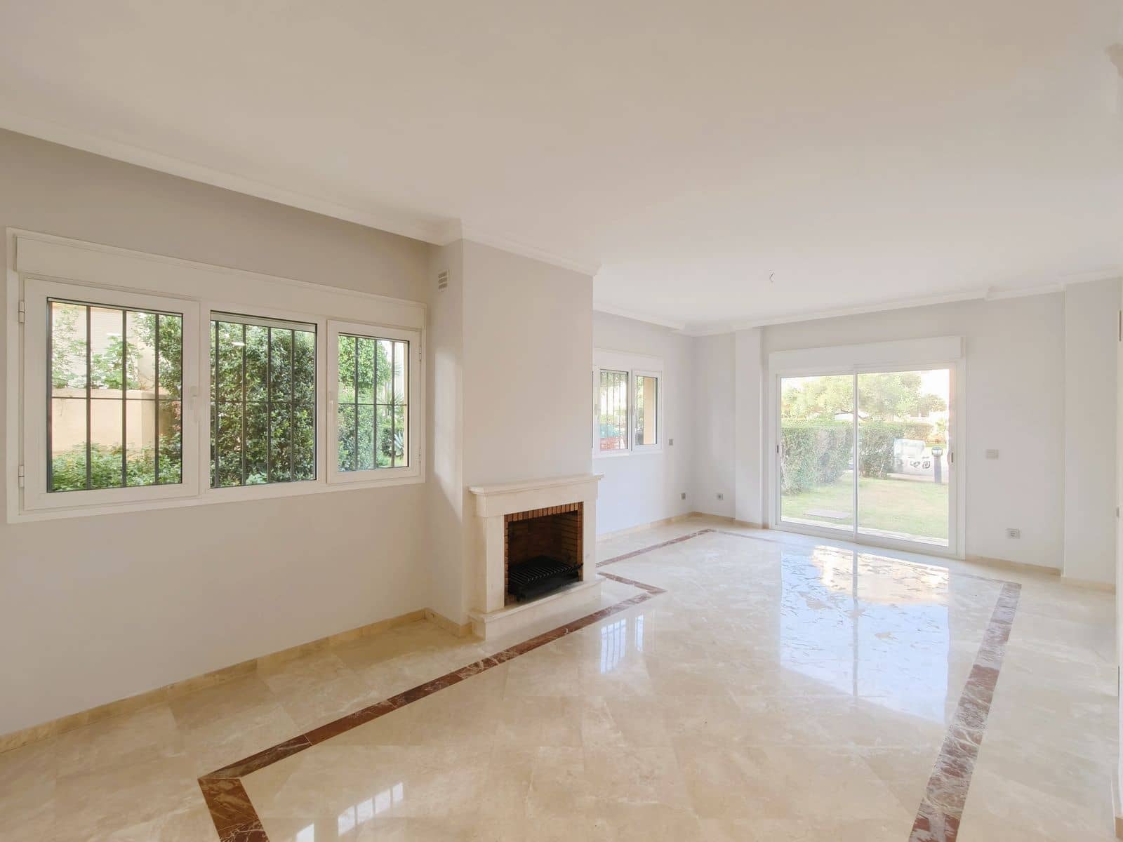 3 soveværelse Semi-Rækkehus til salg i San Roque - € 570.000 (Ref: 9448787)