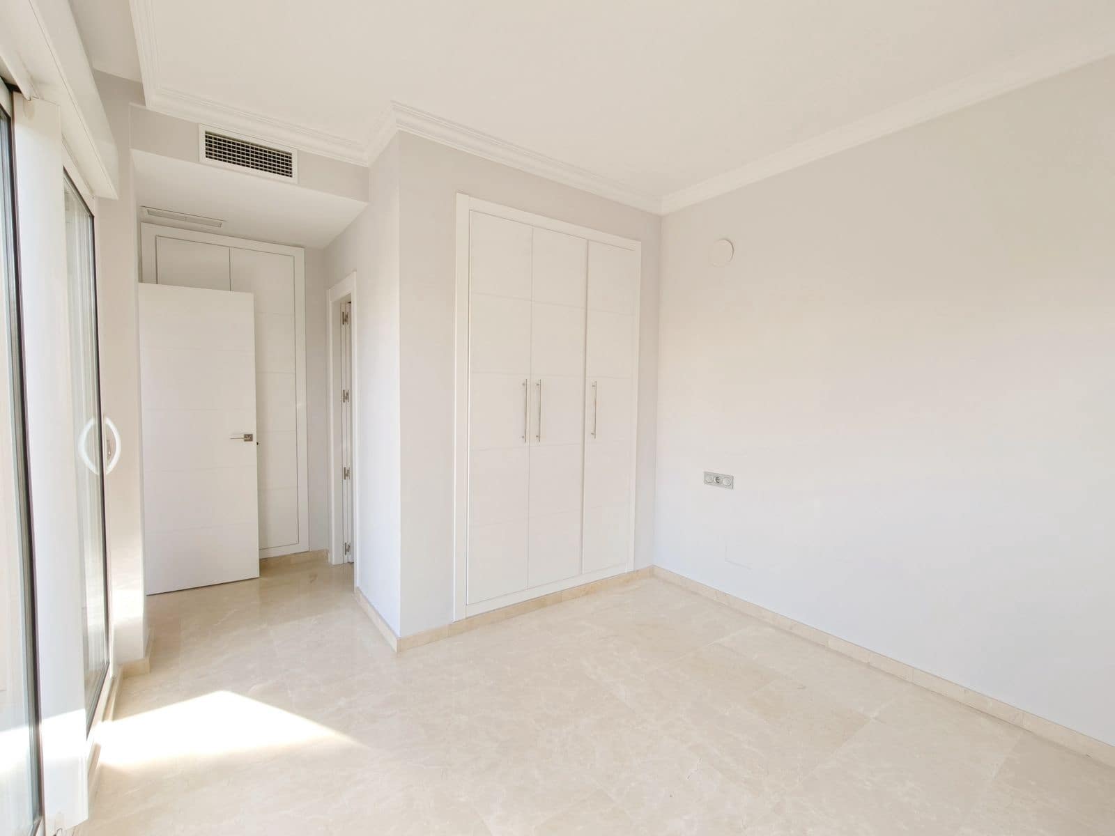 3 soveværelse Semi-Rækkehus til salg i San Roque - € 570.000 (Ref: 9448787)