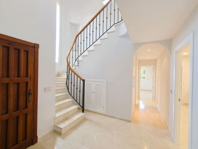 3 soveværelse Semi-Rækkehus til salg i San Roque - € 570.000 (Ref: 9448787)