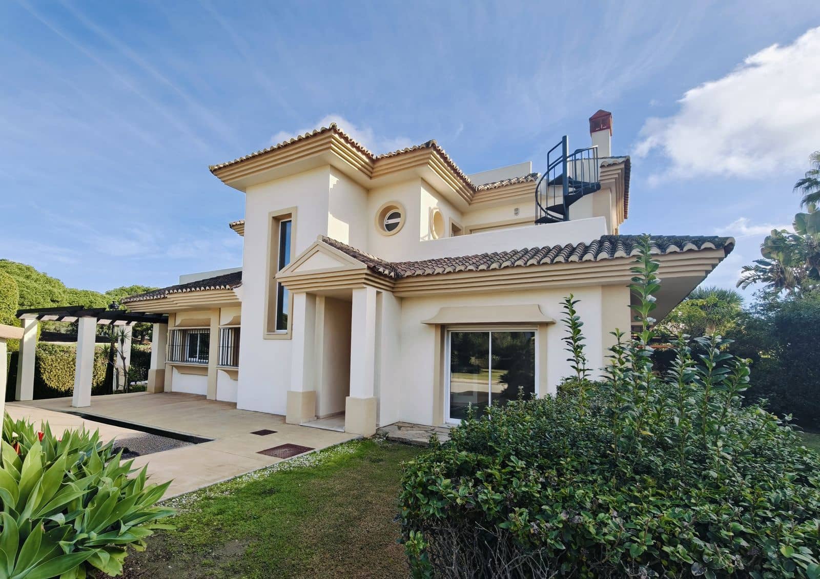 3 soveværelse Semi-Rækkehus til salg i San Roque - € 570.000 (Ref: 9448787)