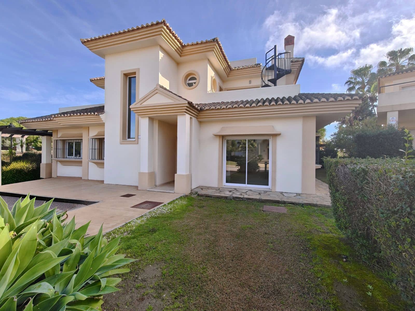 3 soveværelse Semi-Rækkehus til salg i San Roque - € 570.000 (Ref: 9448787)