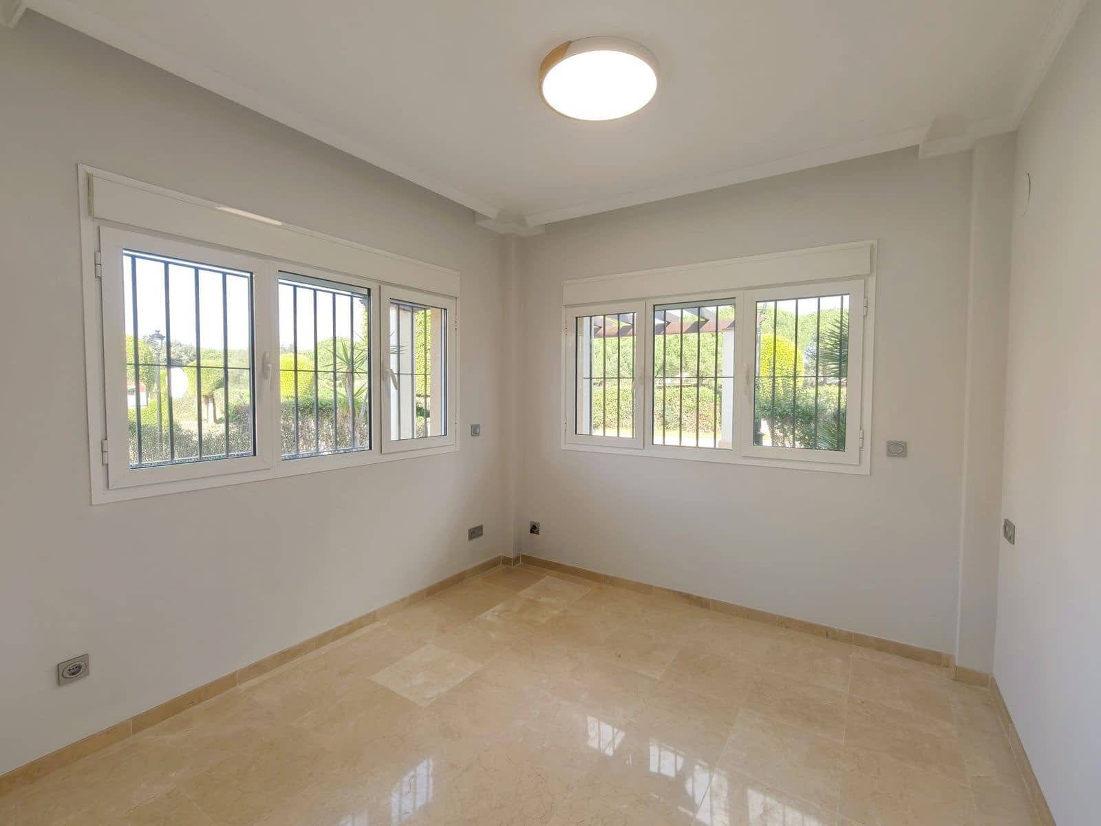 3 soveværelse Semi-Rækkehus til salg i San Roque - € 570.000 (Ref: 9448787)