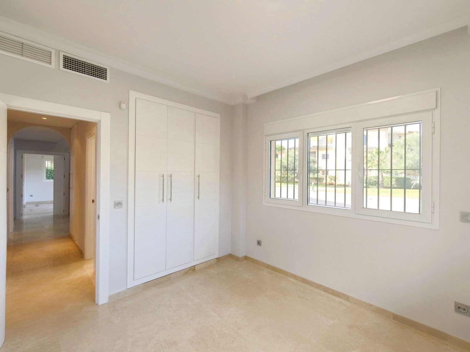 3 soveværelse Semi-Rækkehus til salg i San Roque - € 570.000 (Ref: 9448787)