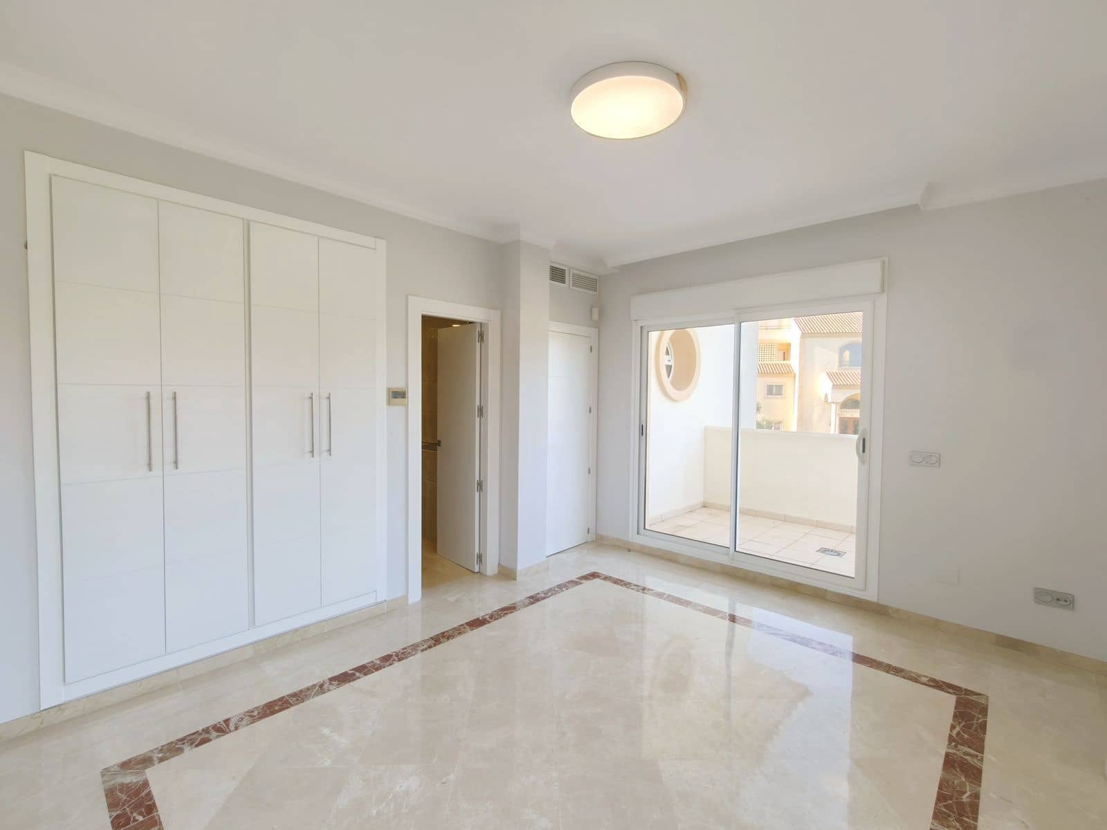 3 soveværelse Semi-Rækkehus til salg i San Roque - € 570.000 (Ref: 9448787)