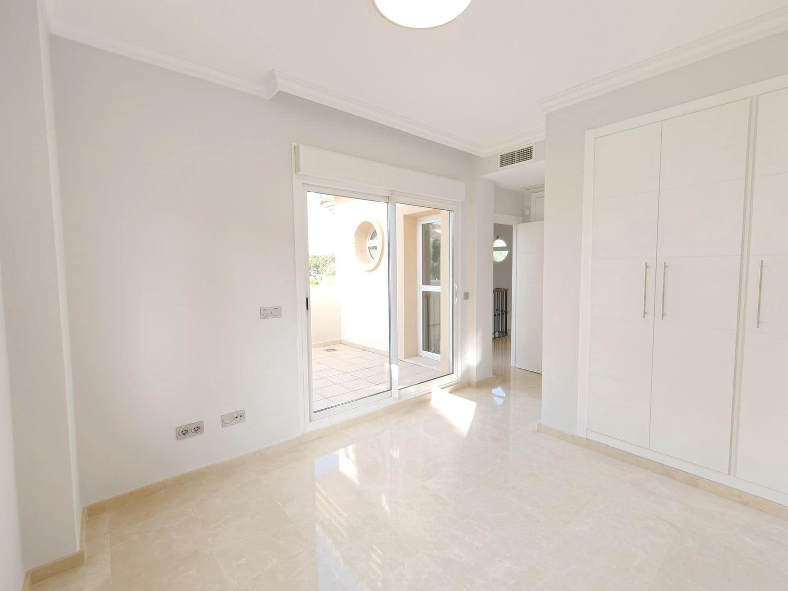 3 soveværelse Semi-Rækkehus til salg i San Roque - € 570.000 (Ref: 9448787)