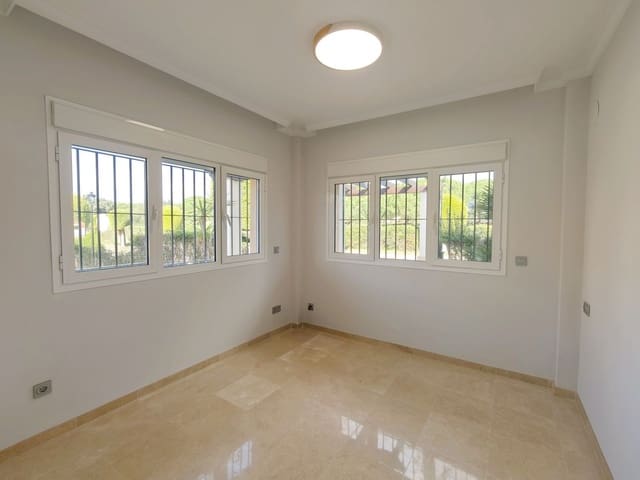 3 soveværelse Semi-Rækkehus til salg i San Roque - € 570.000 (Ref: 9448787)