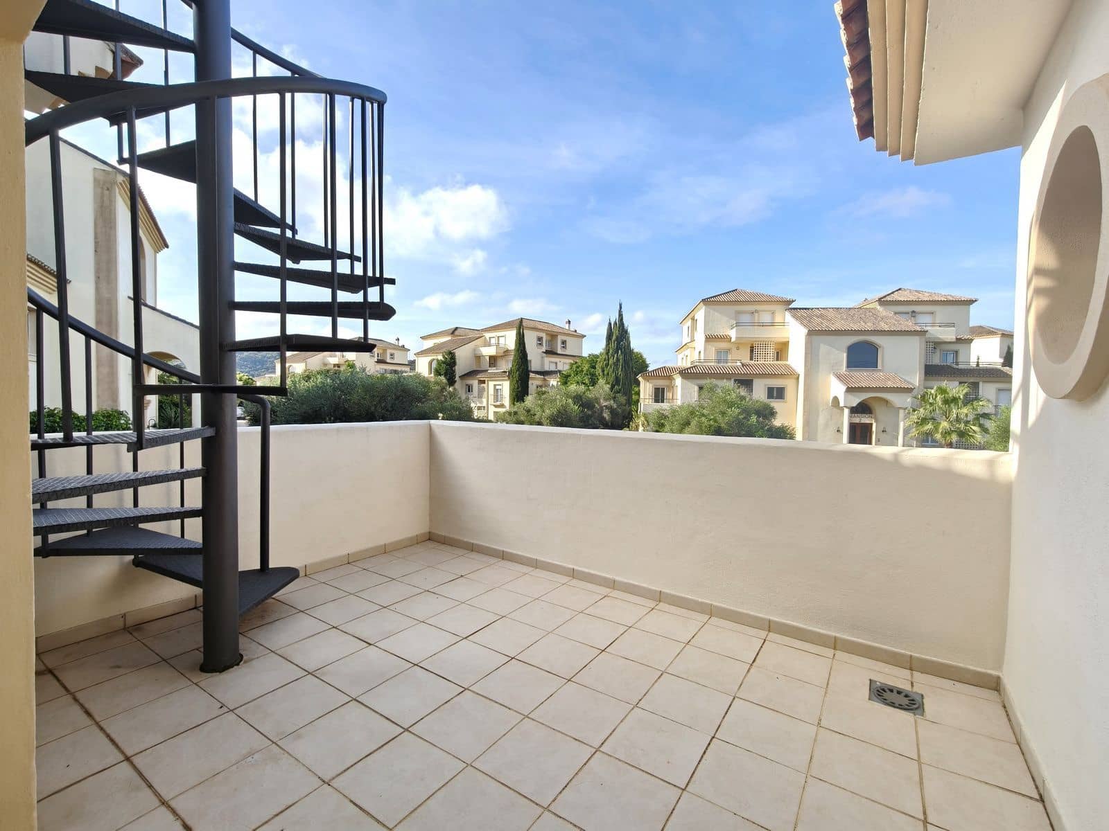 3 soveværelse Semi-Rækkehus til salg i San Roque - € 570.000 (Ref: 9448787)