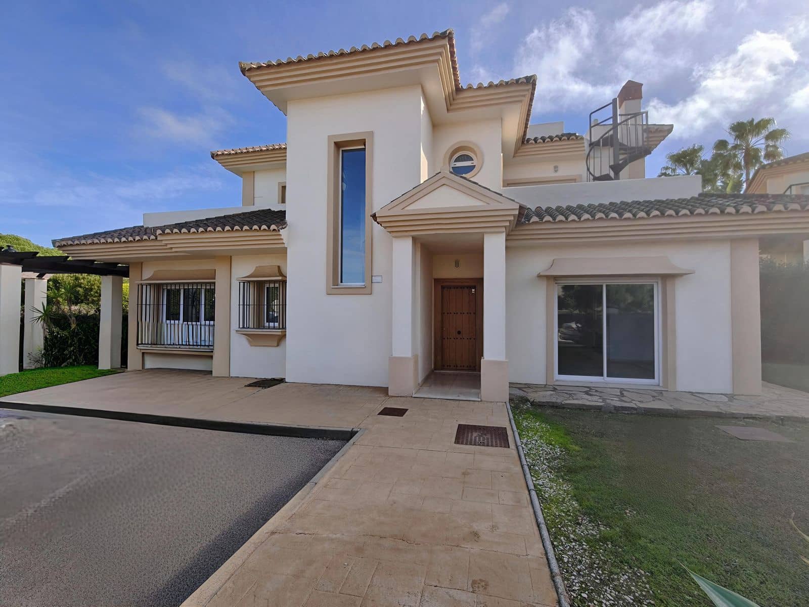 3 soveværelse Semi-Rækkehus til salg i San Roque - € 570.000 (Ref: 9448787)