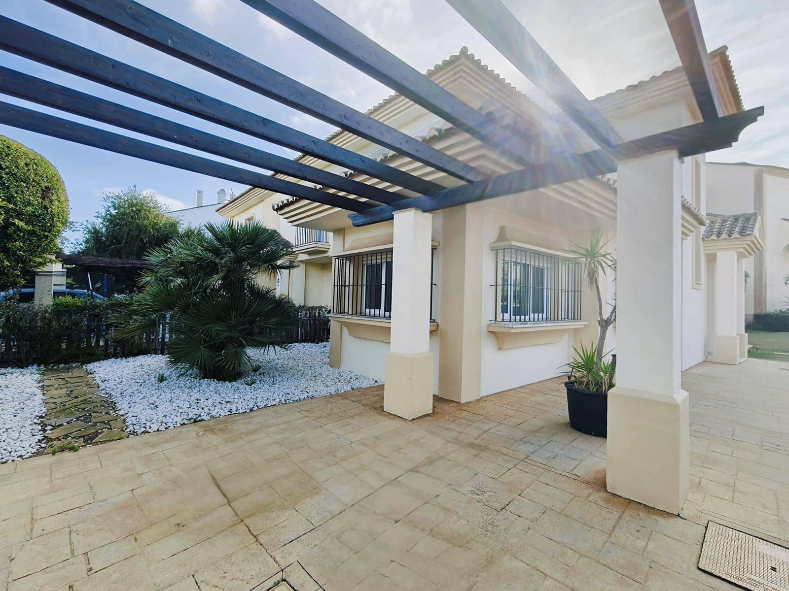 3 soveværelse Semi-Rækkehus til salg i San Roque - € 570.000 (Ref: 9448787)