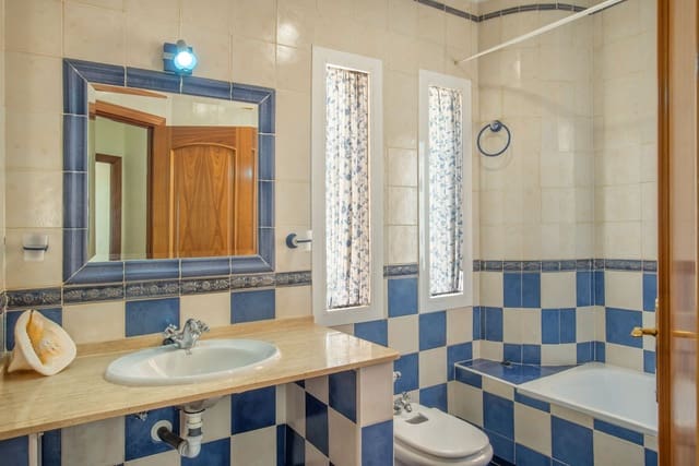 4 soveværelse Villa til salg i Hacienda Las Chapas, Marbella - € 1.460.000 (Ref: 9448802)