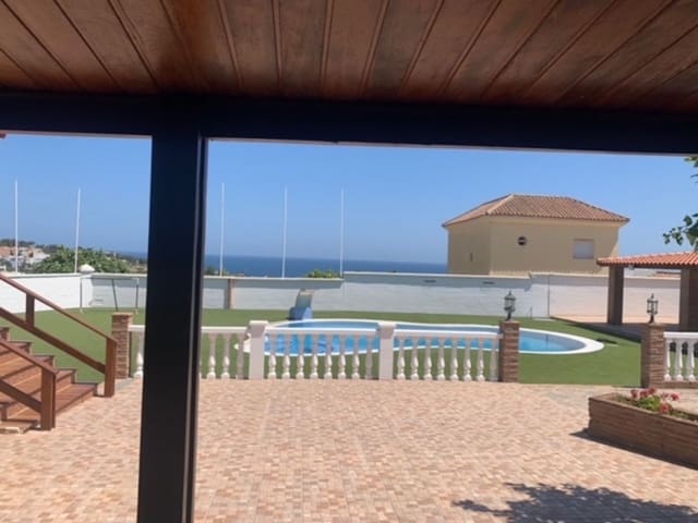 Chalet de 4 habitaciones en San Roque en venta - 488.520 € (Ref: 9448812)