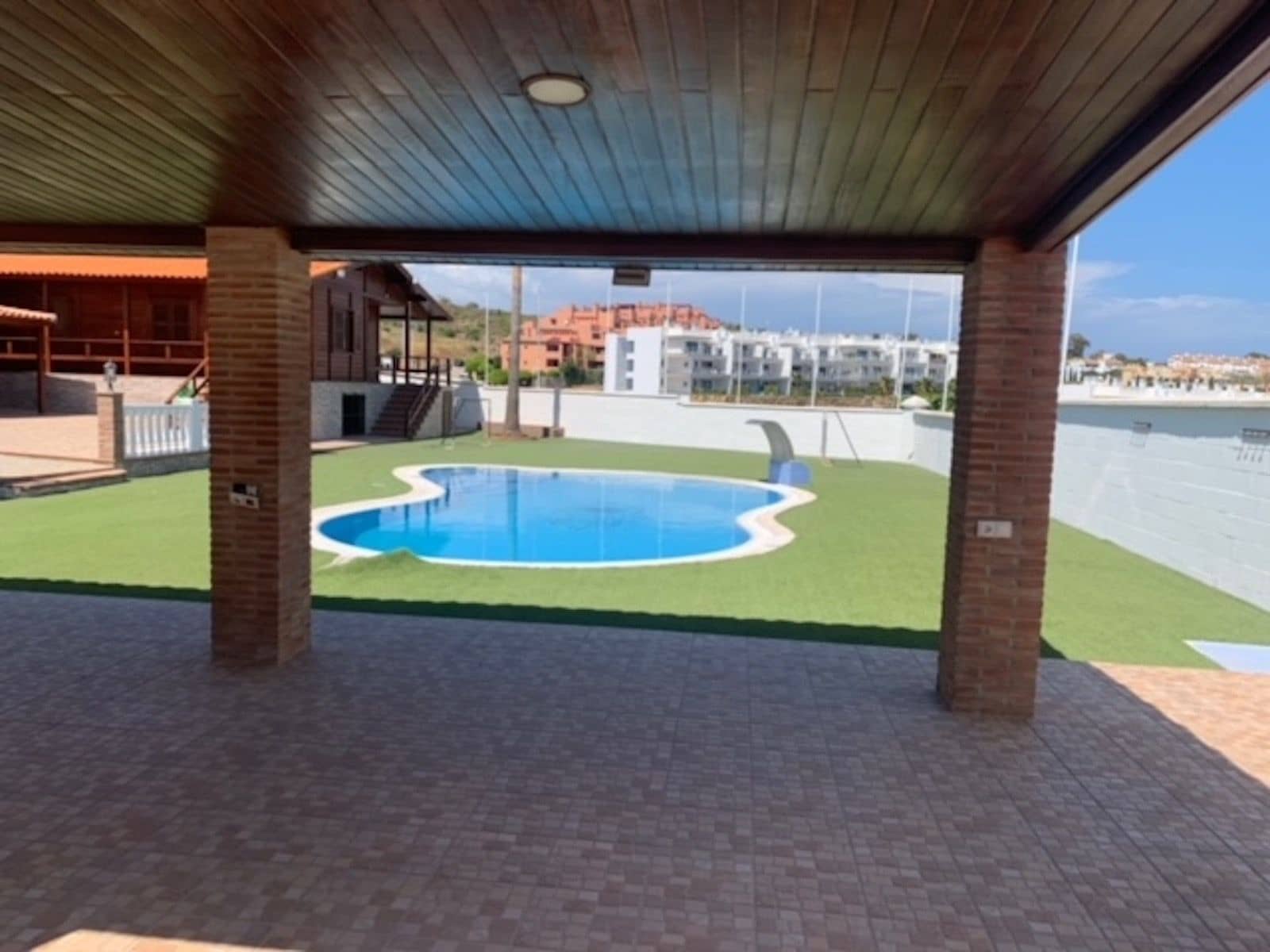 Chalet de 4 habitaciones en San Roque en venta - 488.520 € (Ref: 9448812)
