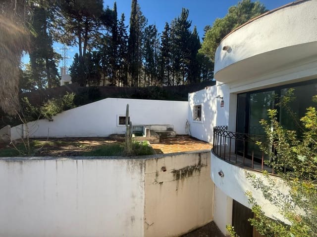 Casa de 3 habitaciones en Estepona en venta - 390.000 € (Ref: 9448818)