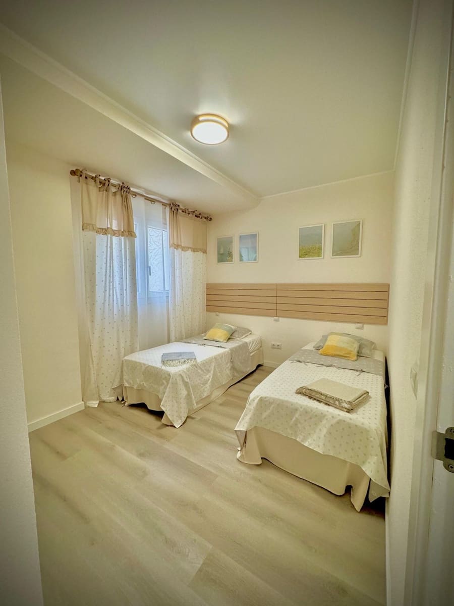 2 bedroom Apartment for sale in La Duquesa / Puerto de la Duquesa - € 355,000 (Ref: 9455983)