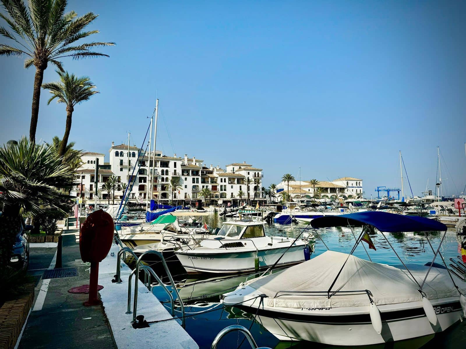 2 bedroom Apartment for sale in La Duquesa / Puerto de la Duquesa - € 355,000 (Ref: 9455983)