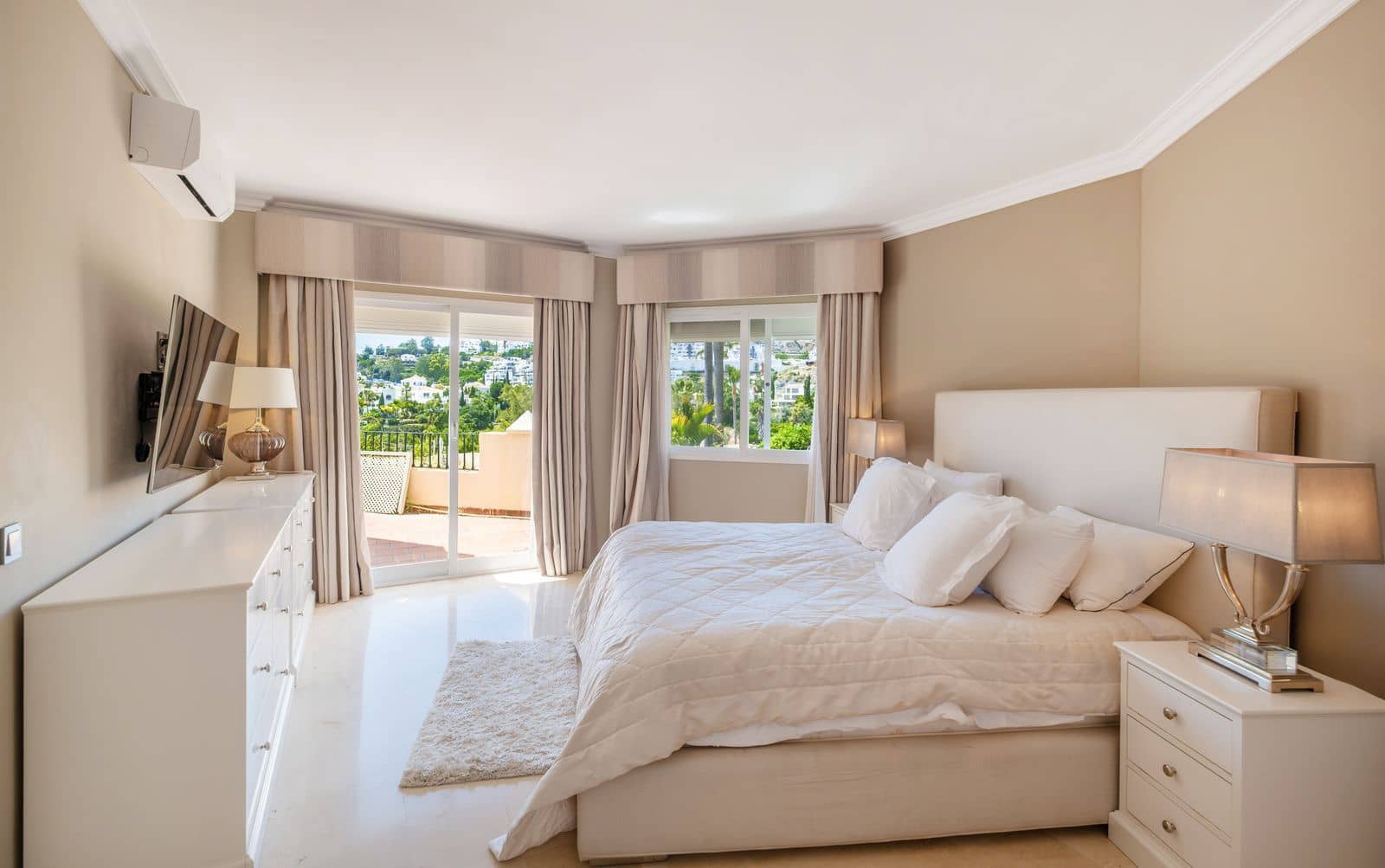 4 makuuhuone Omakotitalo myytävänä paikassa La Quinta - 1 050 000 € (Ref: 9455993)