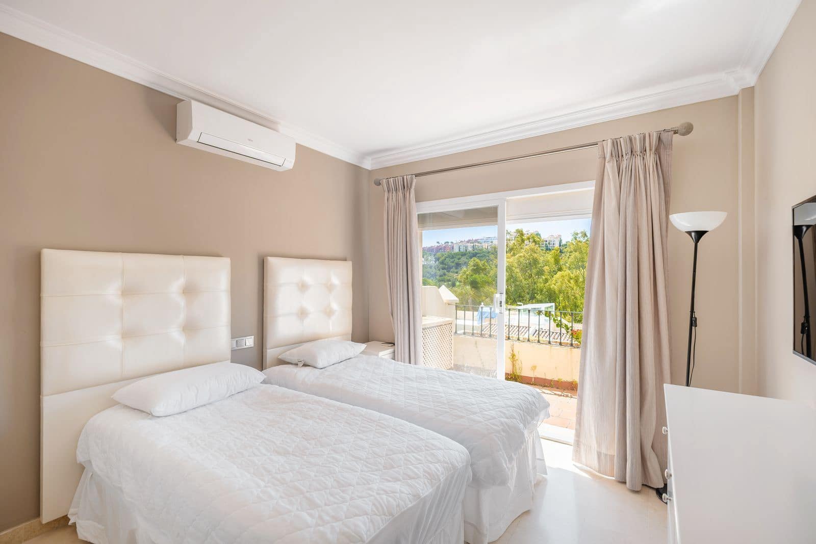 4 makuuhuone Omakotitalo myytävänä paikassa La Quinta - 1 050 000 € (Ref: 9455993)