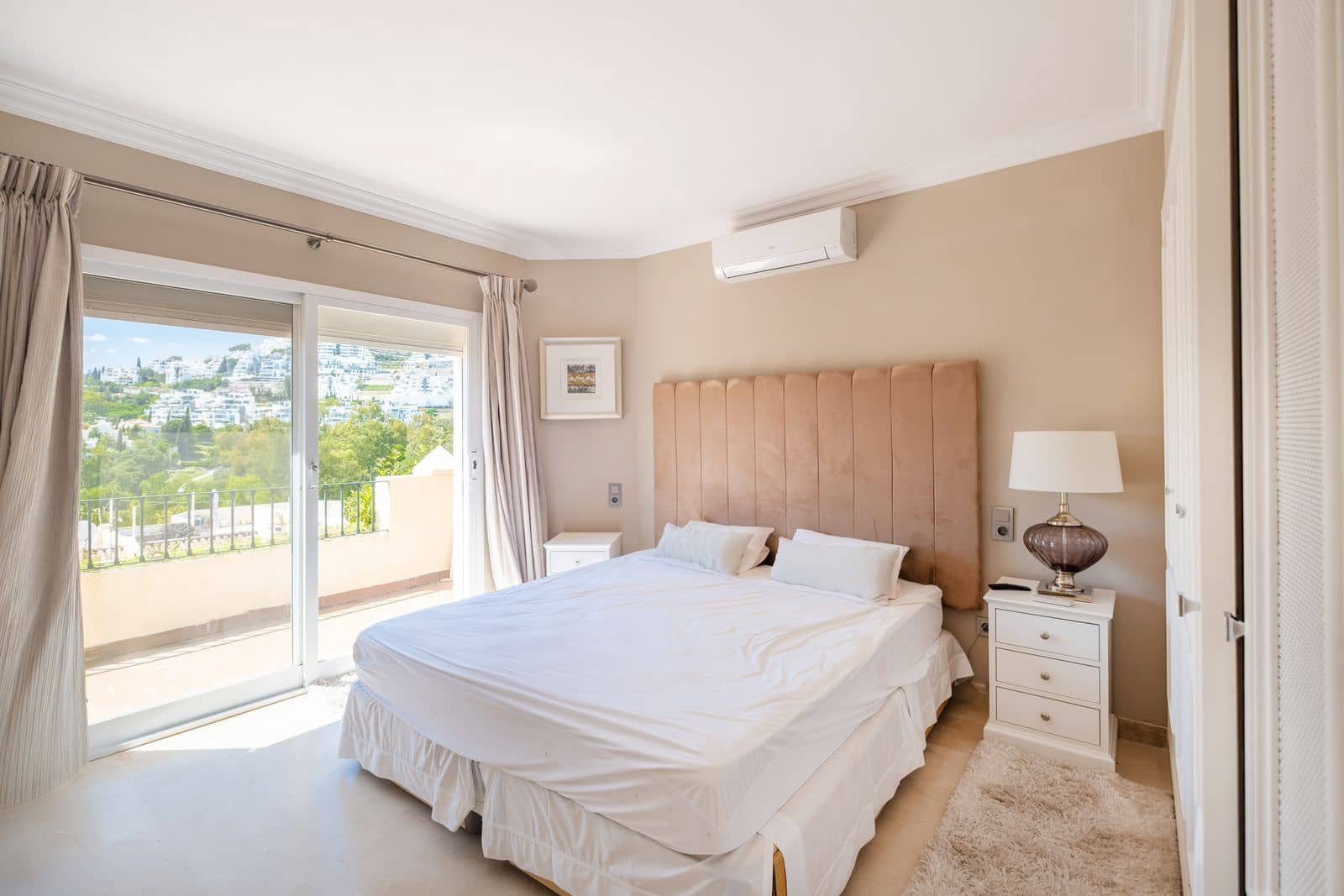 4 makuuhuone Omakotitalo myytävänä paikassa La Quinta - 1 050 000 € (Ref: 9455993)