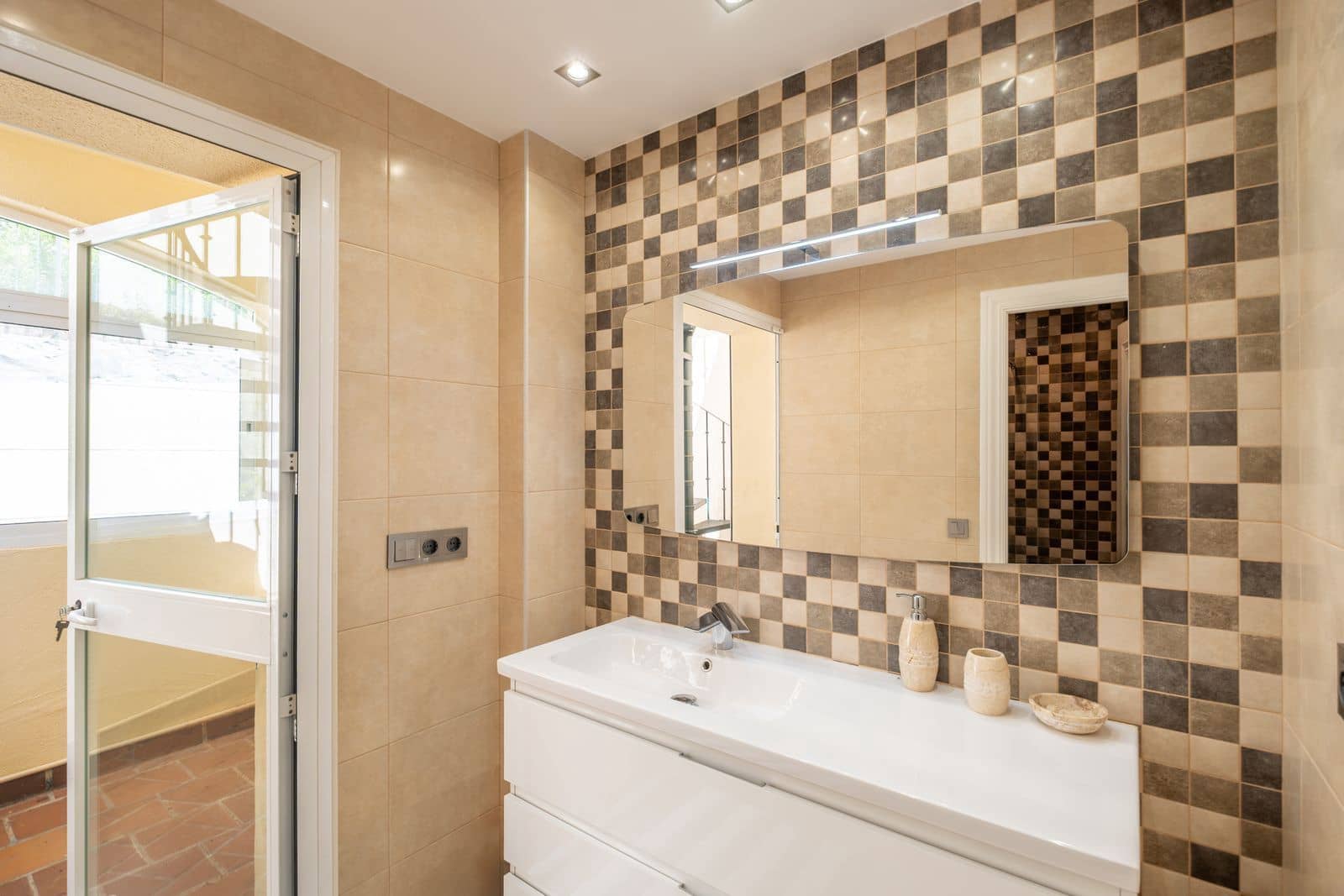 4 makuuhuone Omakotitalo myytävänä paikassa La Quinta - 1 050 000 € (Ref: 9455993)