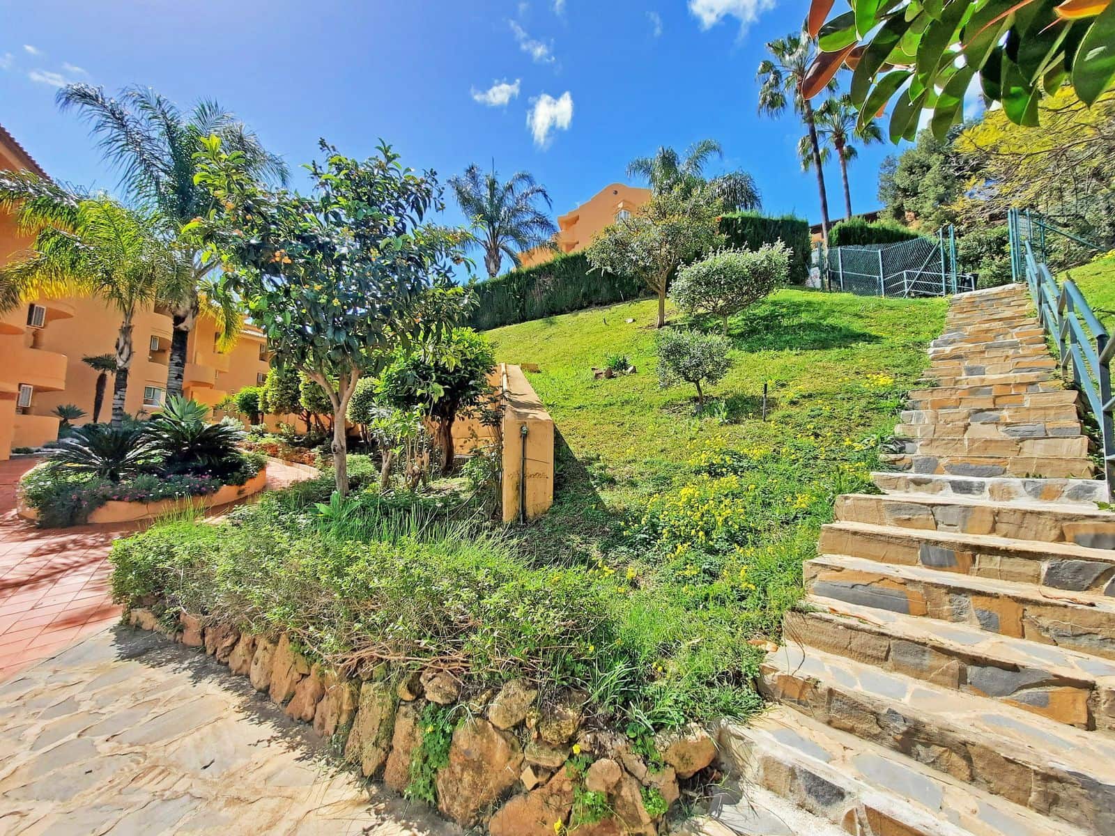 Apartamento de 3 habitaciones en Calahonda en venta - 395.000 € (Ref: 9456005)